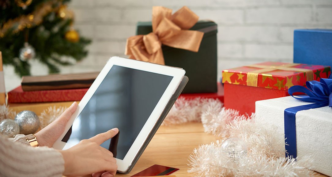 How can a retail management system help retailers become efficient, save costs and make them ready for the holiday season